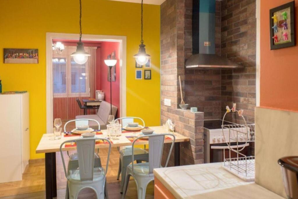 Casa De Colores, Next To The Metro
