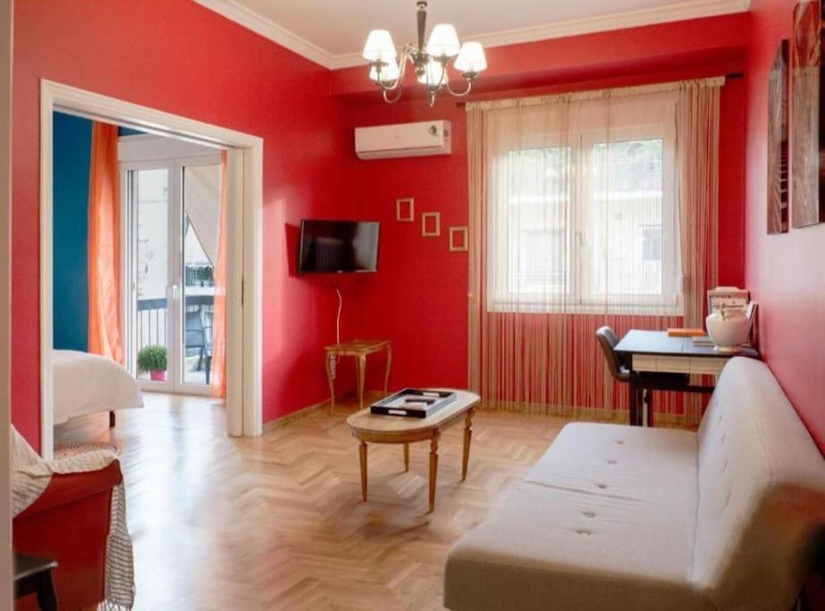 Casa De Colores, Next To The Metro